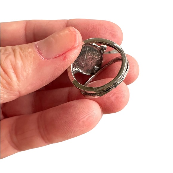 Silver and Black Oval Stone Ring - Picture 5 of 6